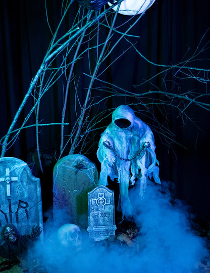 Mise en situation dans un décor de cimetière de la décoration à suspendre squelette enchaîné