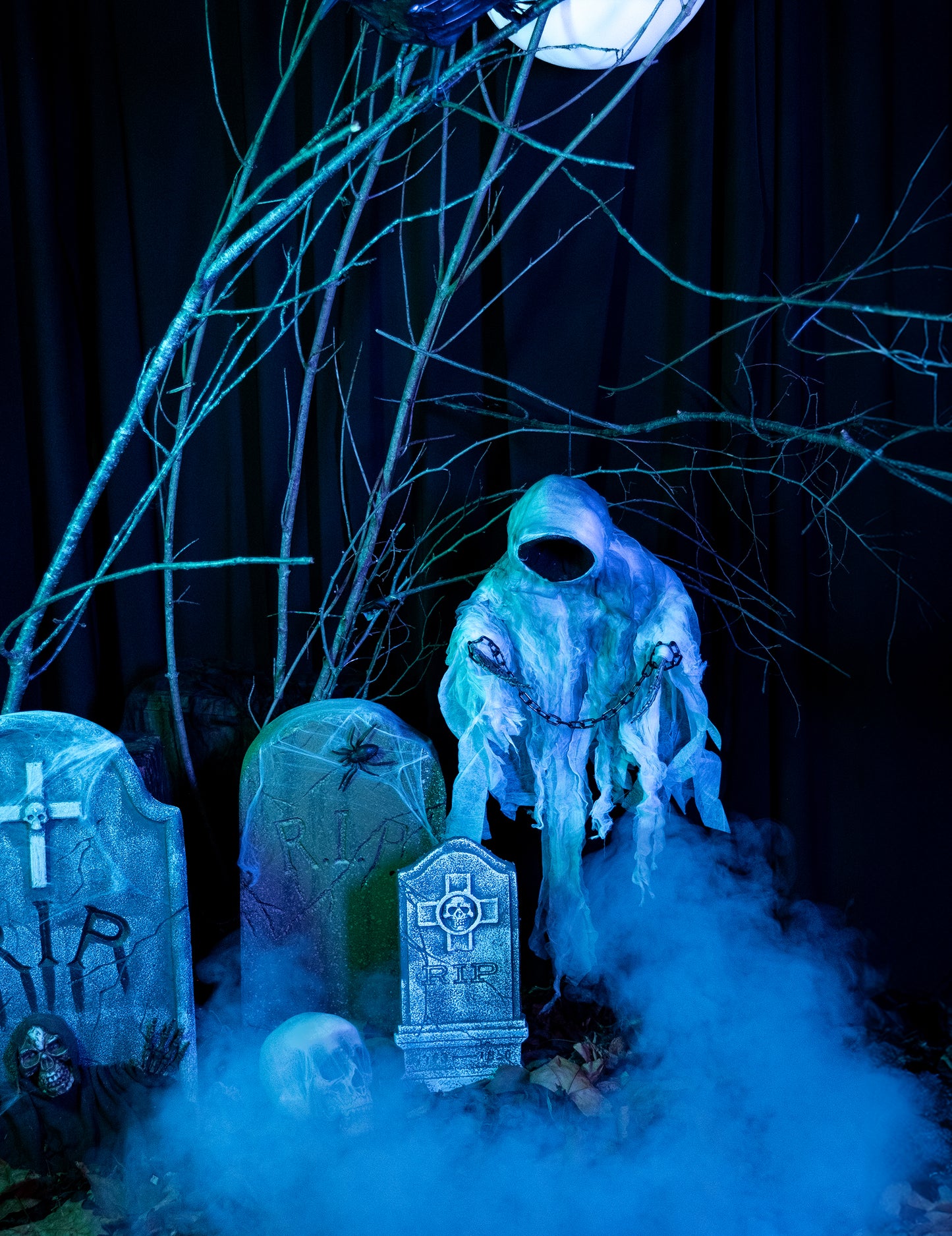 Décoration à suspendre squelette enchaîné lumineux pour Halloween blanc avec chaînes