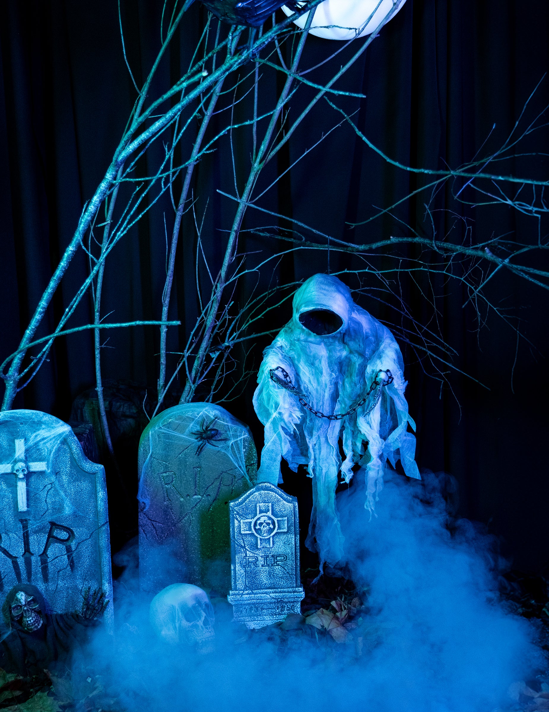 Décoration à suspendre squelette enchaîné lumineux pour Halloween blanc avec chaînes