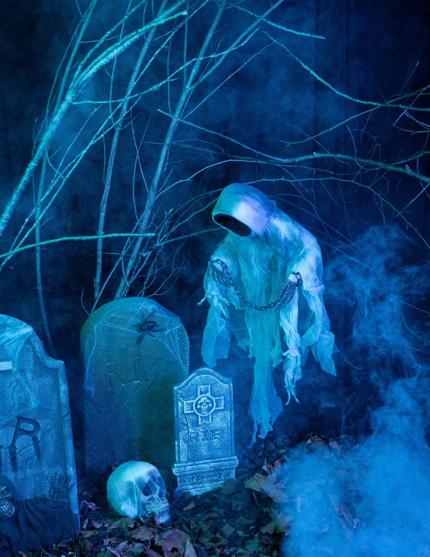 Ambiance nocturne et brumeuse de la décoration à suspendre squelette enchaîné pour Halloween