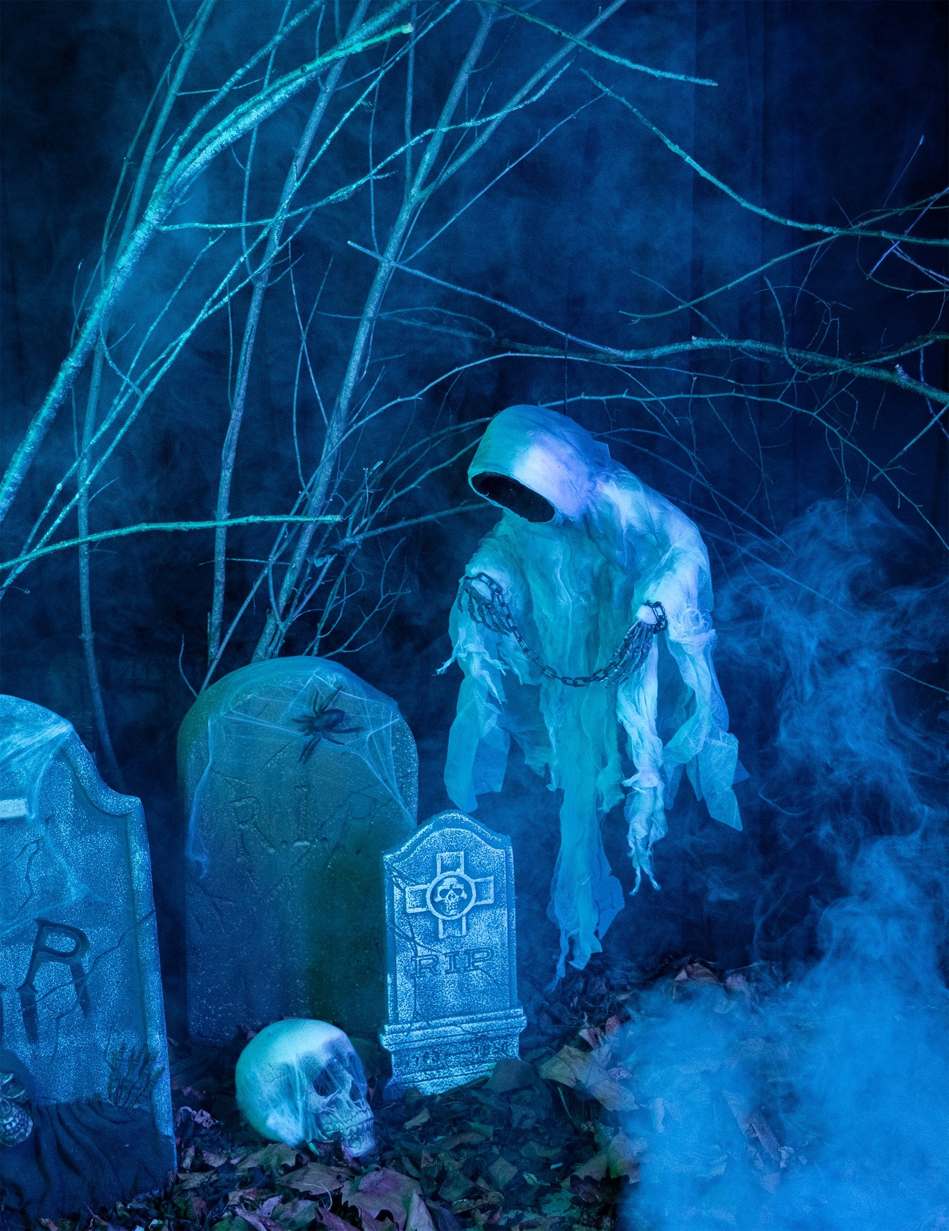 Ambiance nocturne et brumeuse de la décoration à suspendre squelette enchaîné pour Halloween