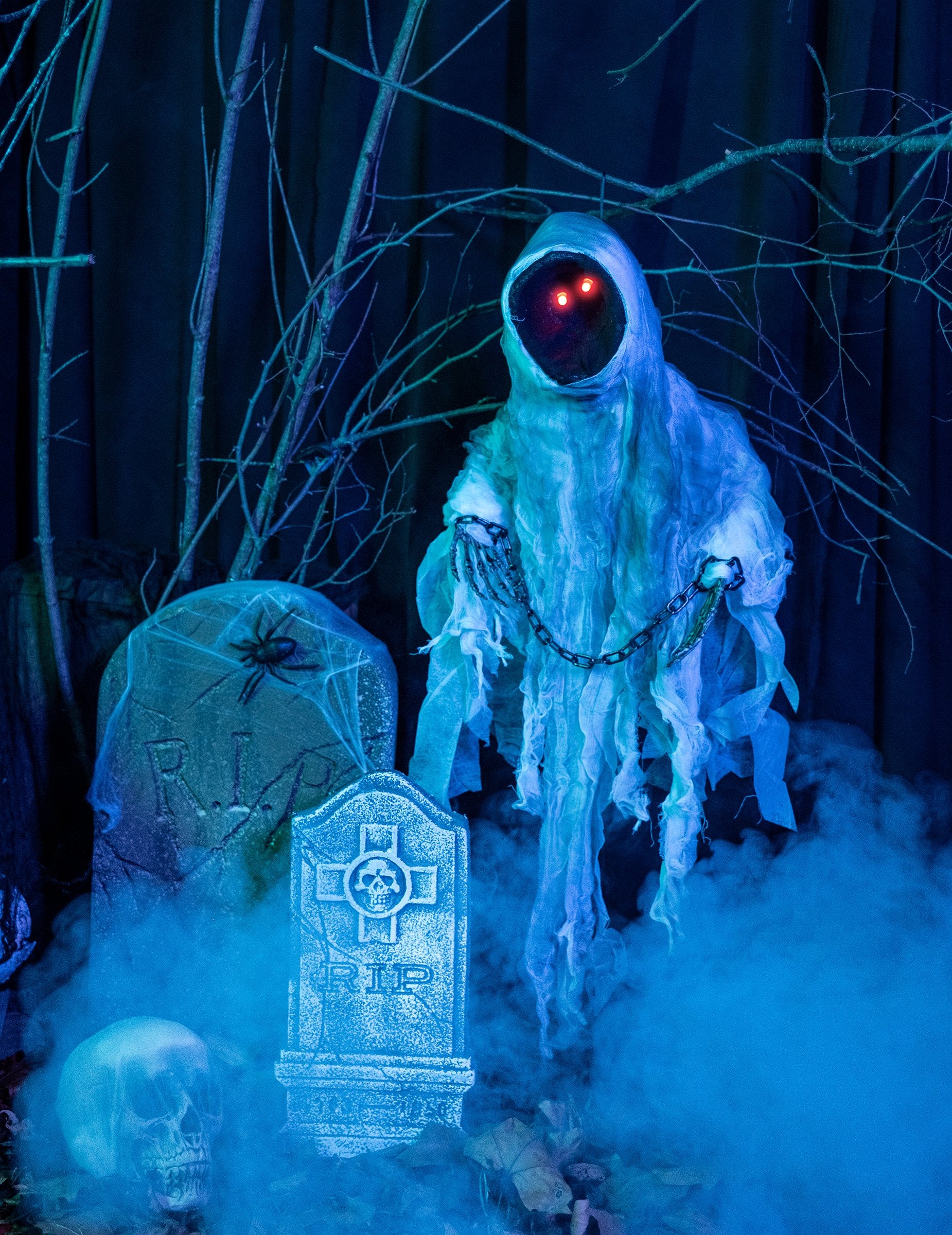 Mise en scène dans un cimetière de la décoration à suspendre squelette enchaîné pour Halloween