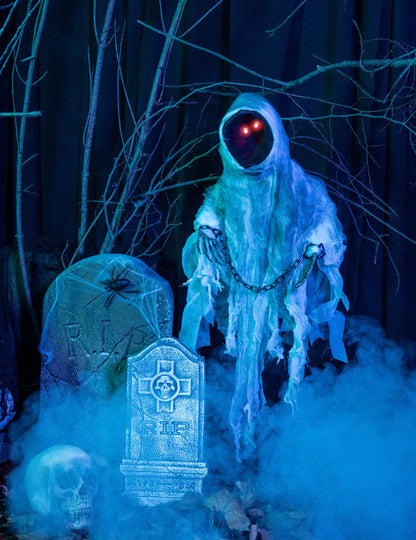 Mise en scène dans un cimetière de la décoration à suspendre squelette enchaîné pour Halloween