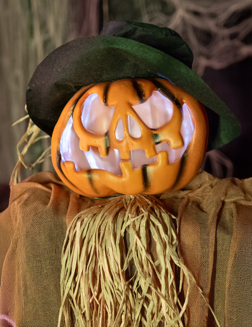 Gros plan sur le visage lumineux de la décoration animée Citrouille maléfique