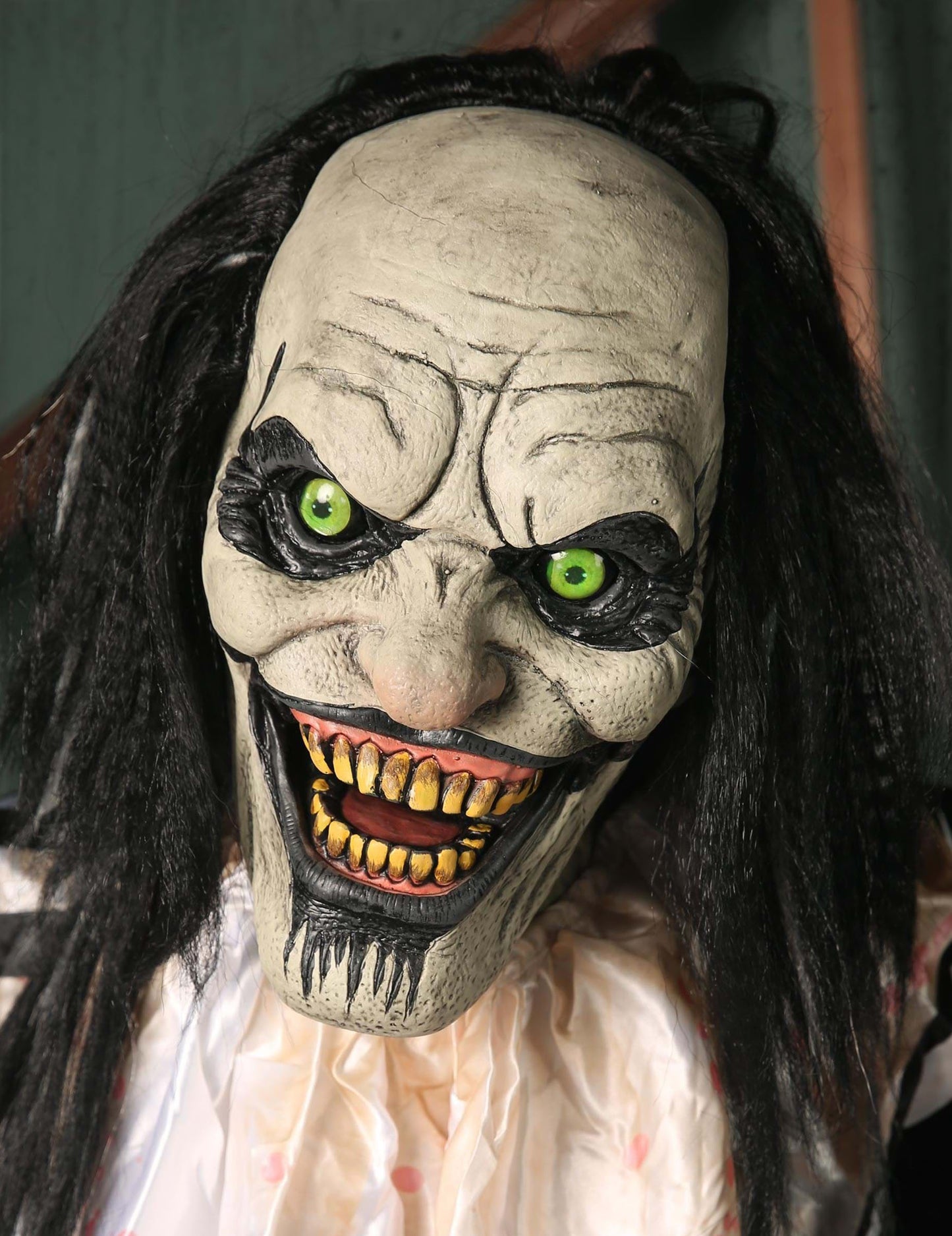 Animovaná dekorace Děsivý klaun s visícím dítětem s pohyby a světly 2,15 m