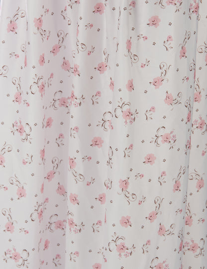 Gros plan sur le motif fleuri de la robe de la décoration animée et sonore jumelles terrifiantes
