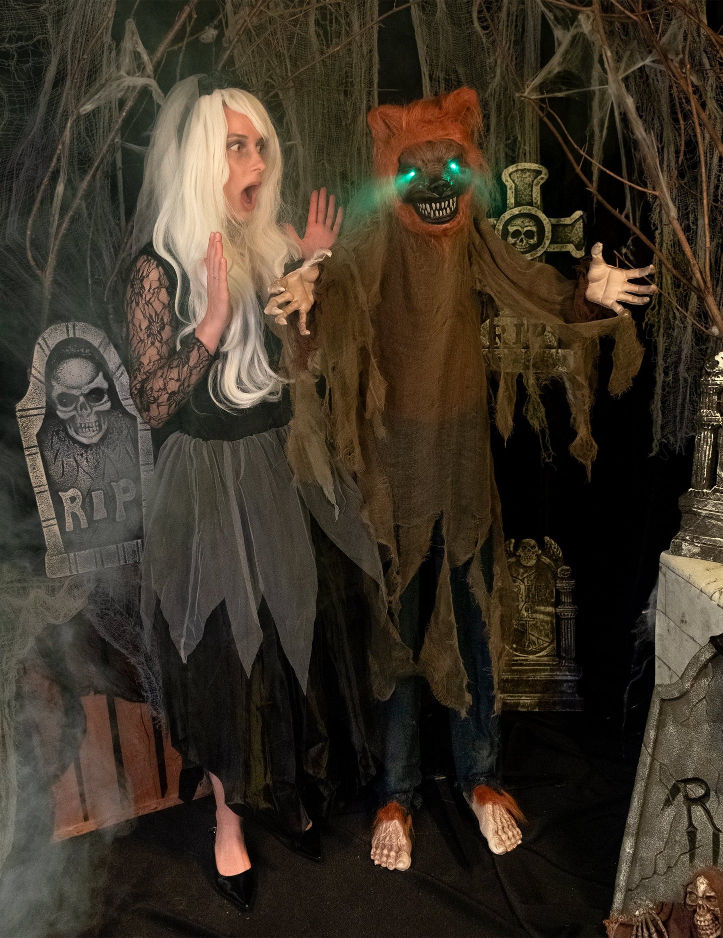 Animovaná zvuková a světelná dekorace Bad Wolf 160 cm