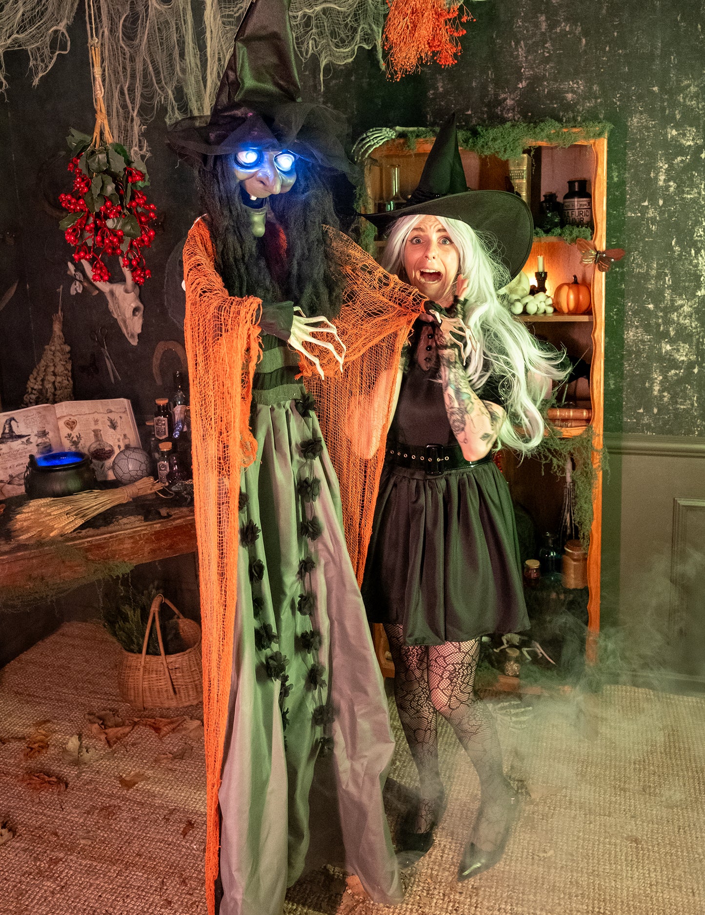 Animovaná, zvuková a světelná závěsná dekorace čarodějnice 183 cm