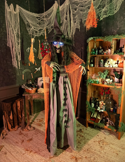 Mise en situation de la décoration animée sonore et lumineuse à suspendre sorcière