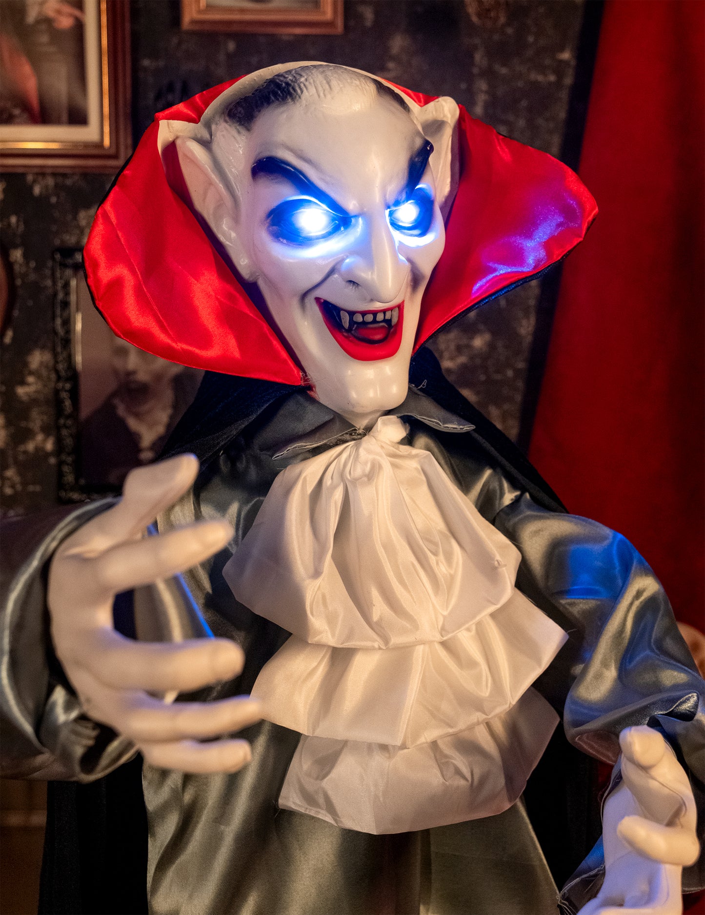 Animovaná zvuková a světelná dekorace Smiling Vampire 165 cm