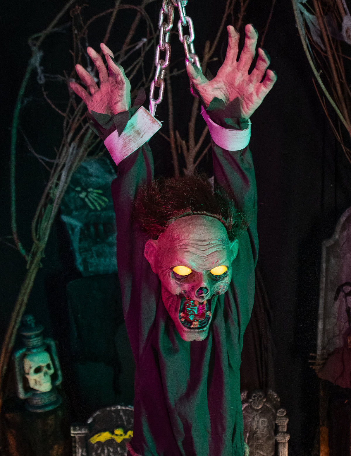 Animovaná dekorace zombie 1,4 m se vrtí a třese