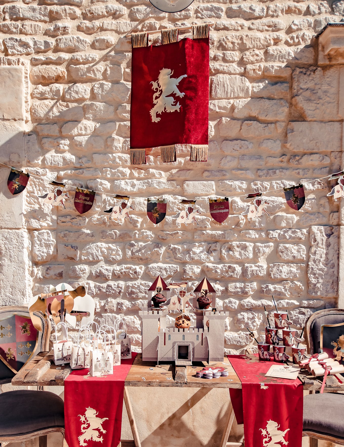 Vínově zlatá sametová dekorace s erbem 50 x 80 cm