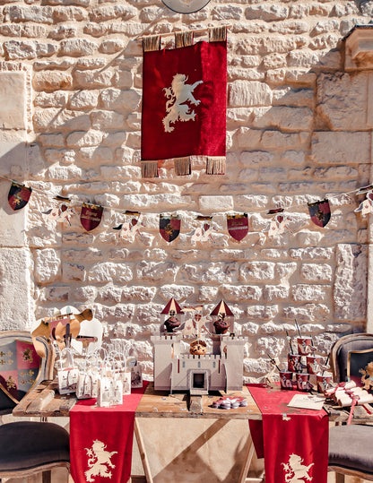 Vínově zlatá sametová dekorace s erbem 50 x 80 cm