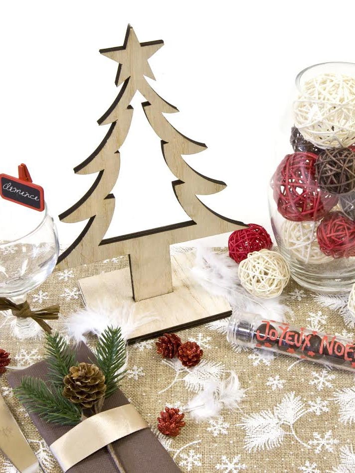 Mise en situation sur une table de fête de la décoration branche de sapin avec pomme de pin vert et marron