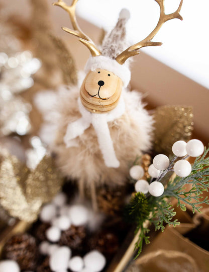 Dekorace jelena ve dřevě a kožešině 15.5 cm s kloboukem