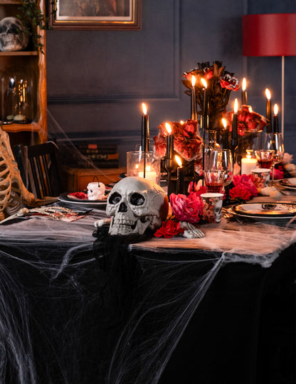 Mise en scène sur table de la décoration crâne Halloween