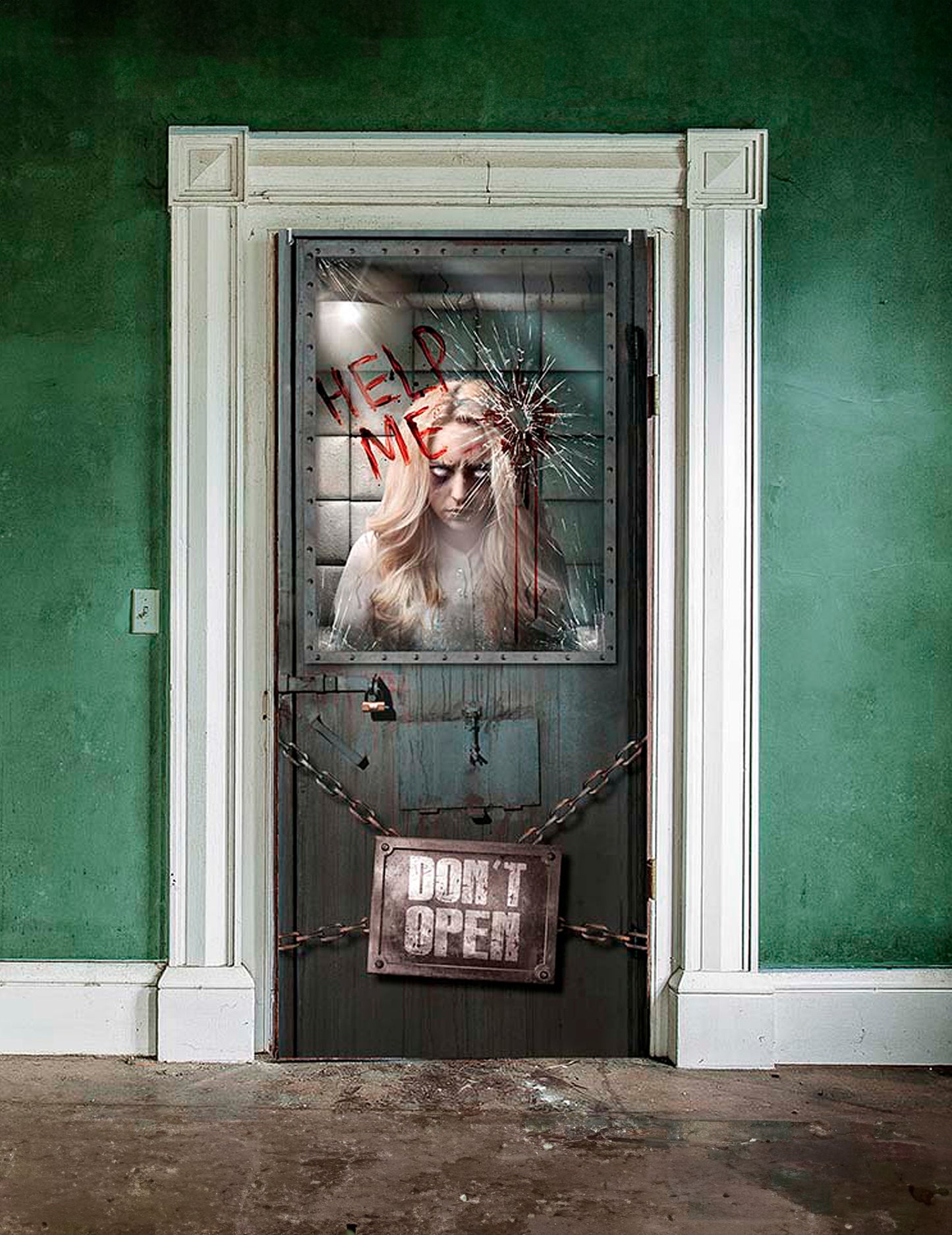 Décoration de porte psychiatrique pour Halloween grise avec femme derrière une vitre et chaînes