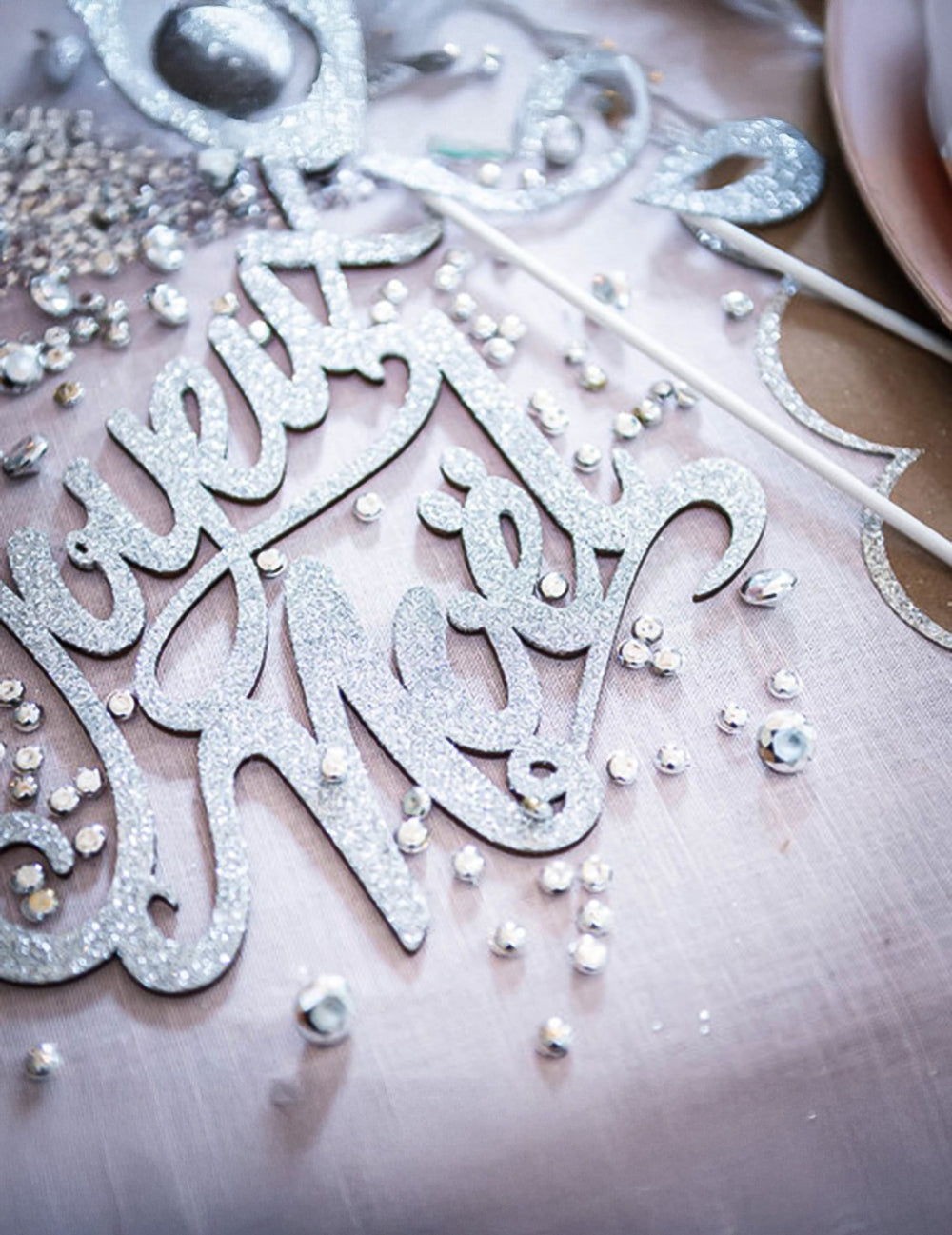 Gros plan sur l'inscription pailletée de la décoration de table Joyeux Noël