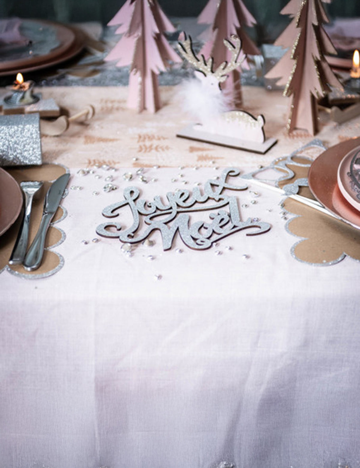 Mise en situation de la décoration de table Joyeux Noël