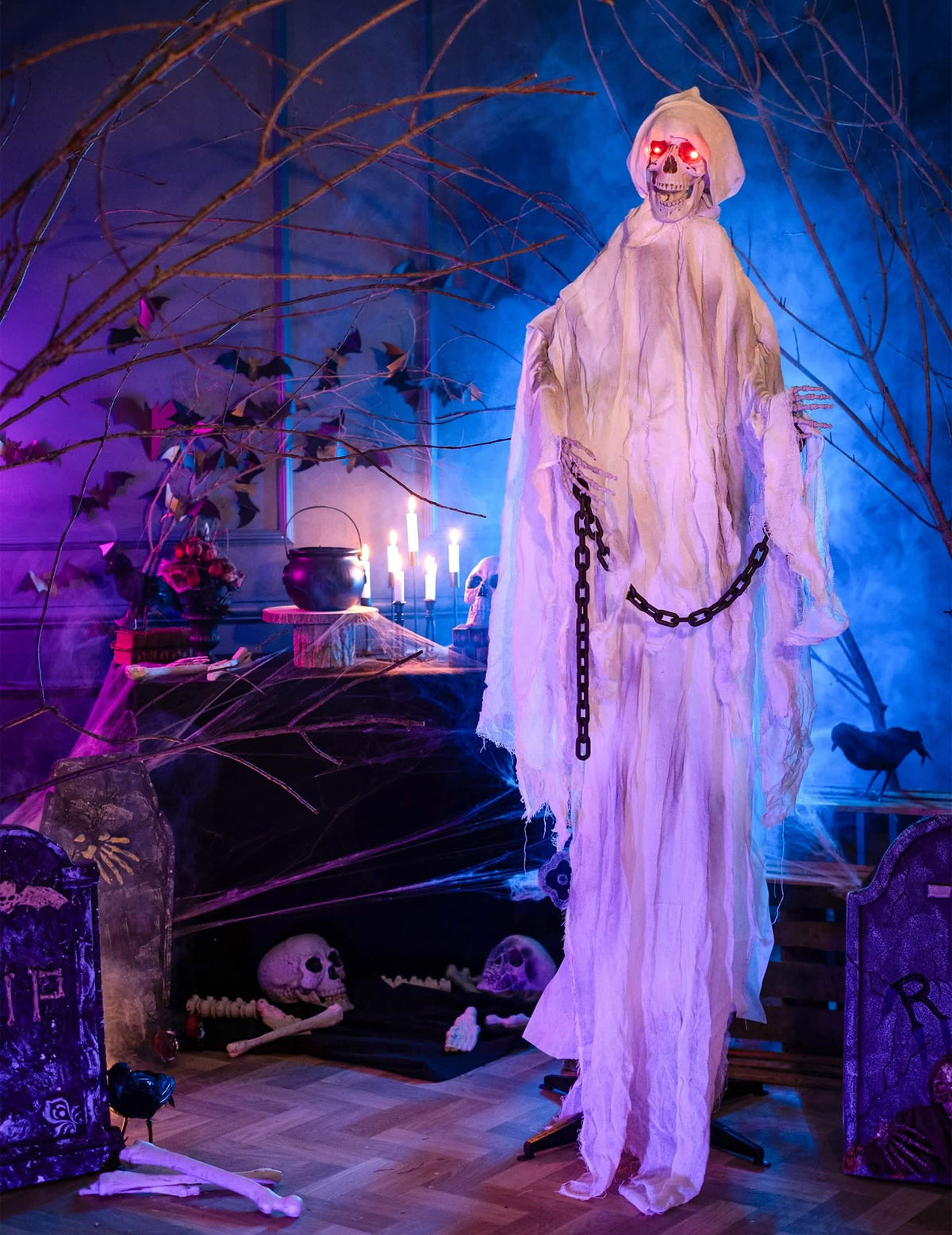 Uvedení do scény v halloweenové dekoraci stojícího spoutaného ducha