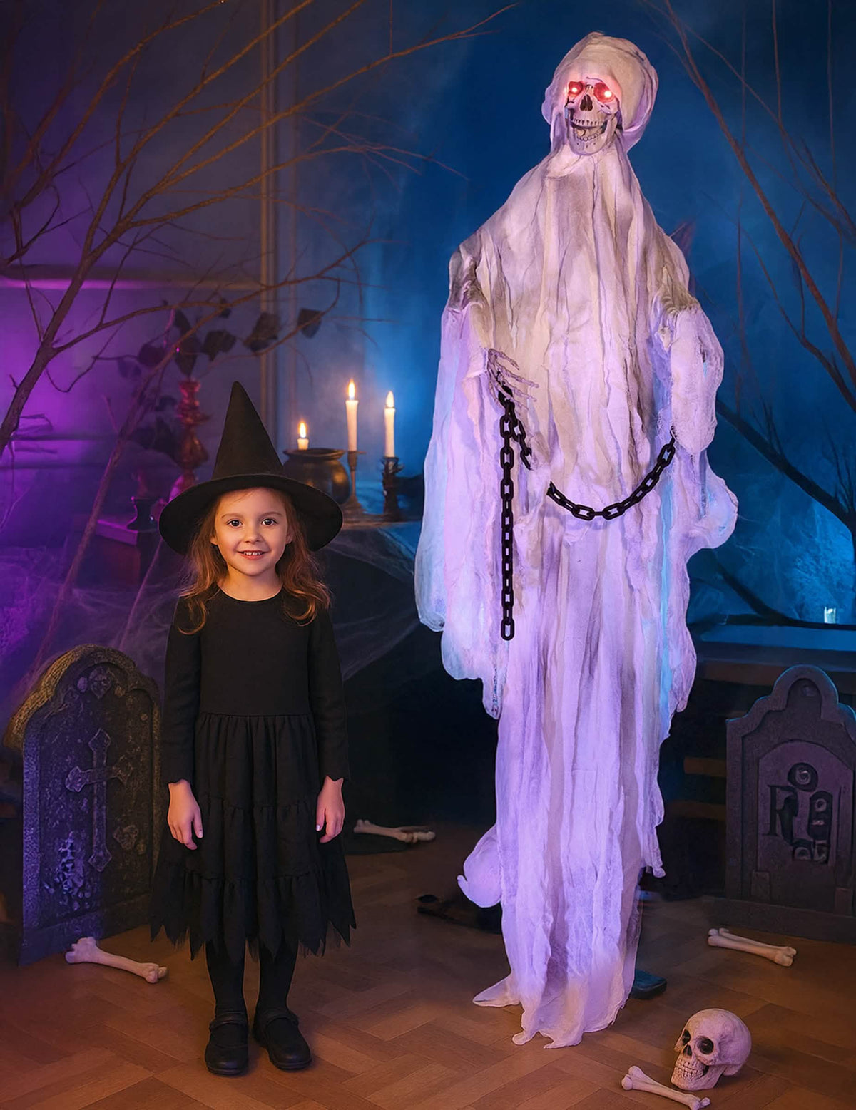 Stojící dekorace ducha v řetězech pro halloween bílá s červenýma očima a řetězy