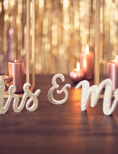 Gros plan sur la texture pailletée de la décoration en bois Mr et Mrs pour mariage