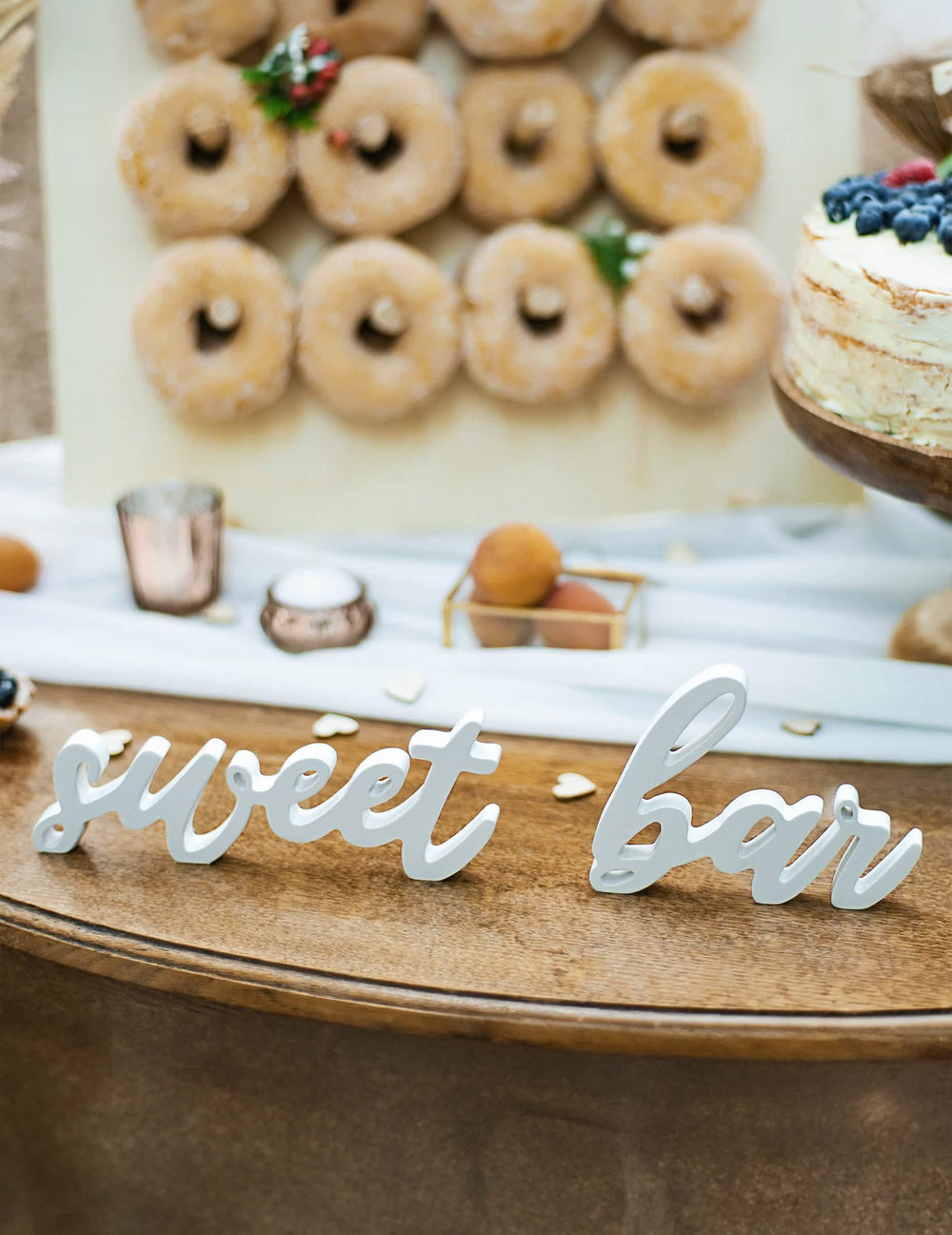 Detail na dřevěných písmenech dekorace sweet bar na svatbu