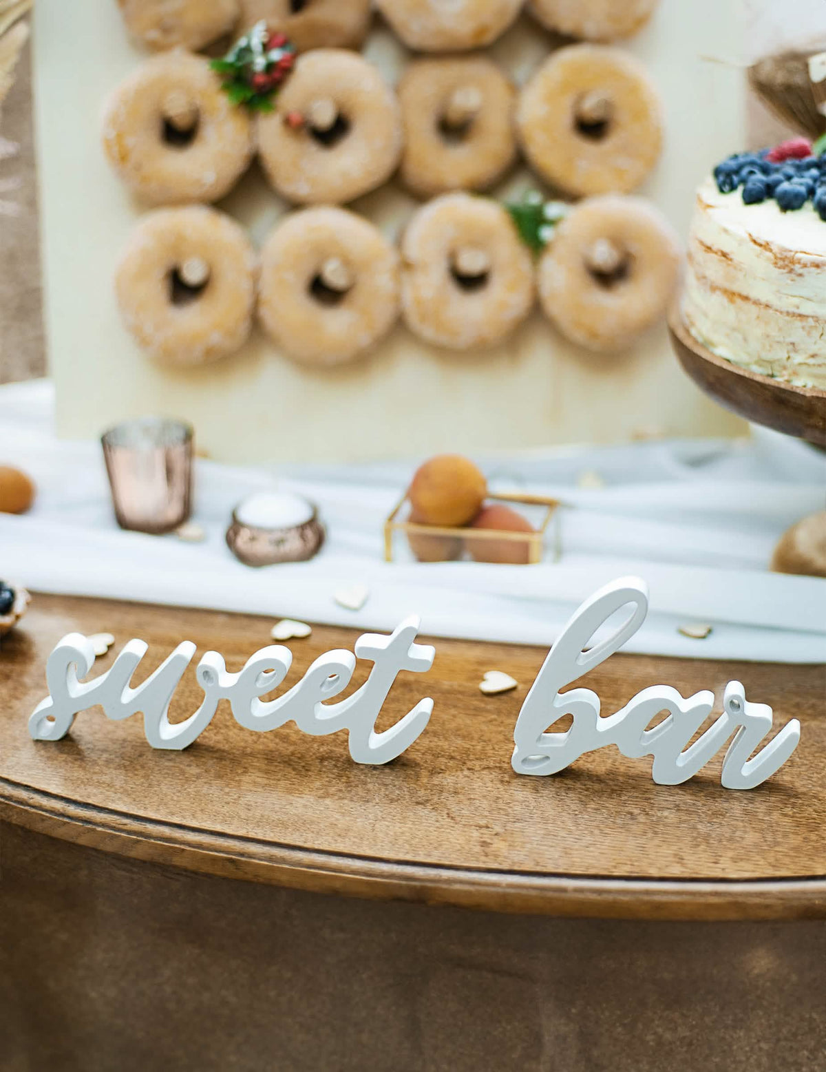 Detail na dřevěných písmenech dekorace sweet bar na svatbu