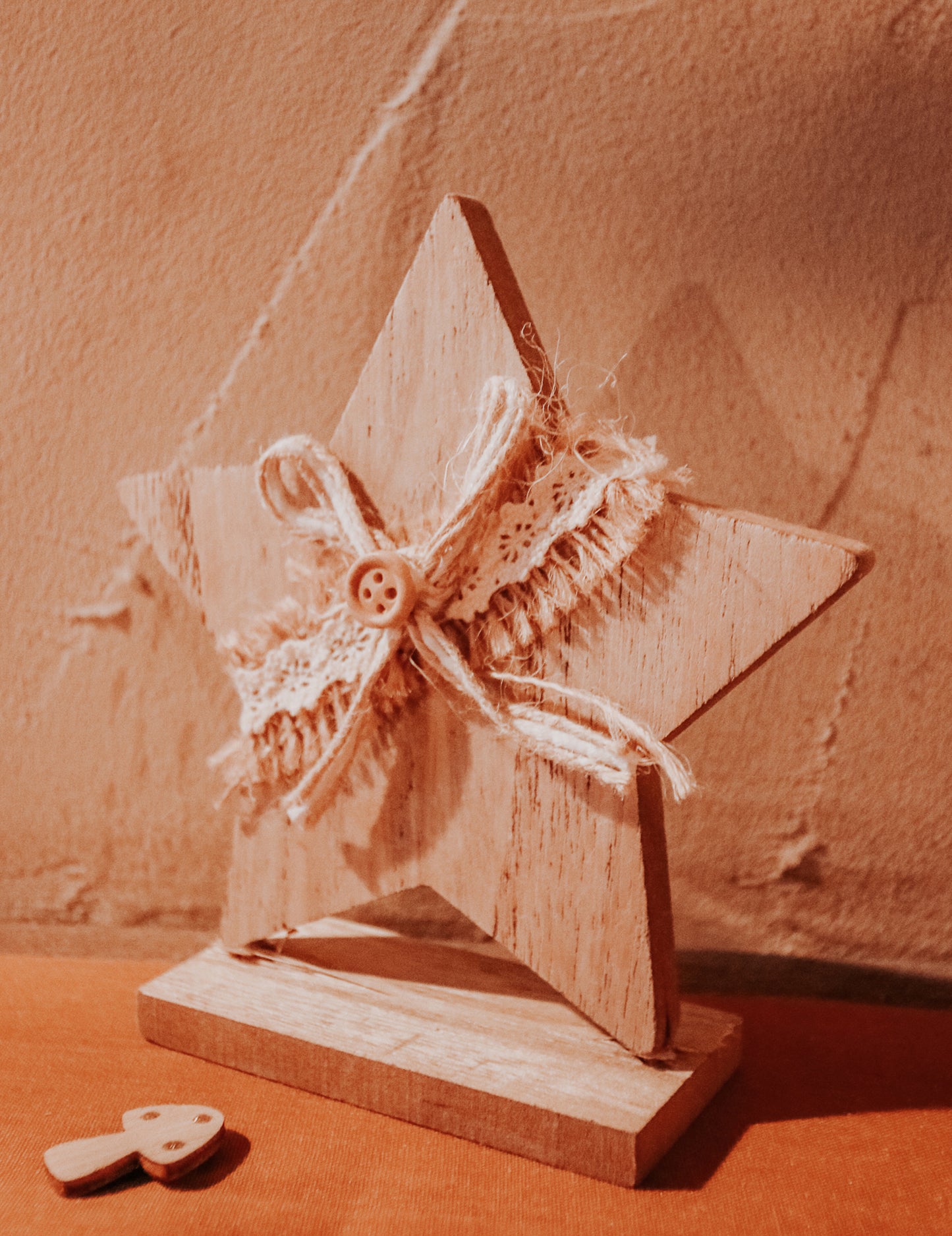 Dřevěná hvězdná dekorace s jutou a krajkou 13 cm 