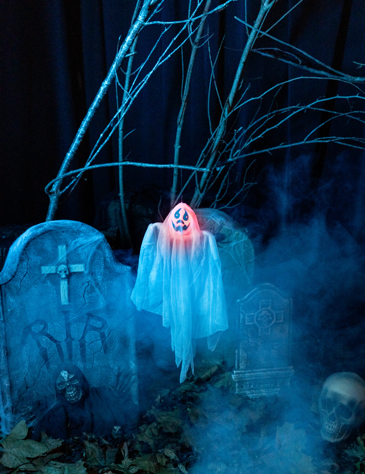 Mise en situation dans un décor de cimetière de la décoration fantôme lumineux pour Halloween