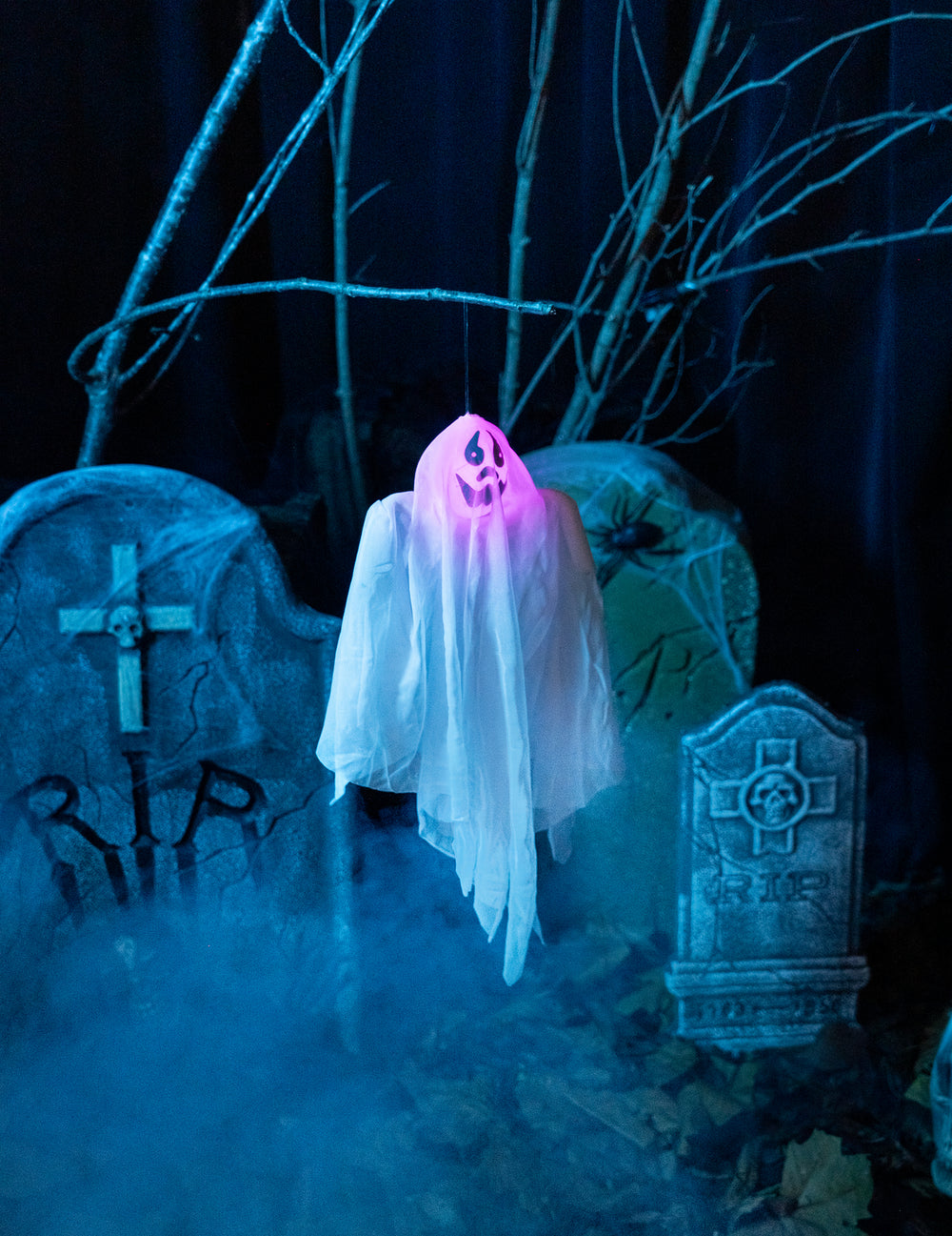 Détail de l'effet lumineux de la décoration fantôme lumineux pour Halloween