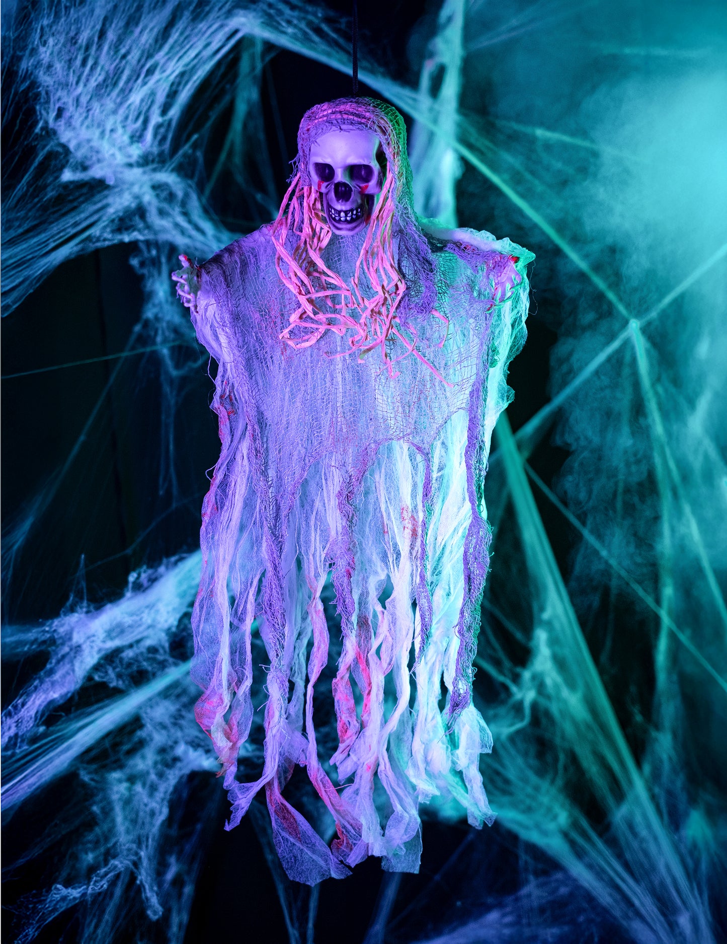 Mise en situation dans un décor de toiles d'araignée de la décoration fantôme sanglant pour Halloween
