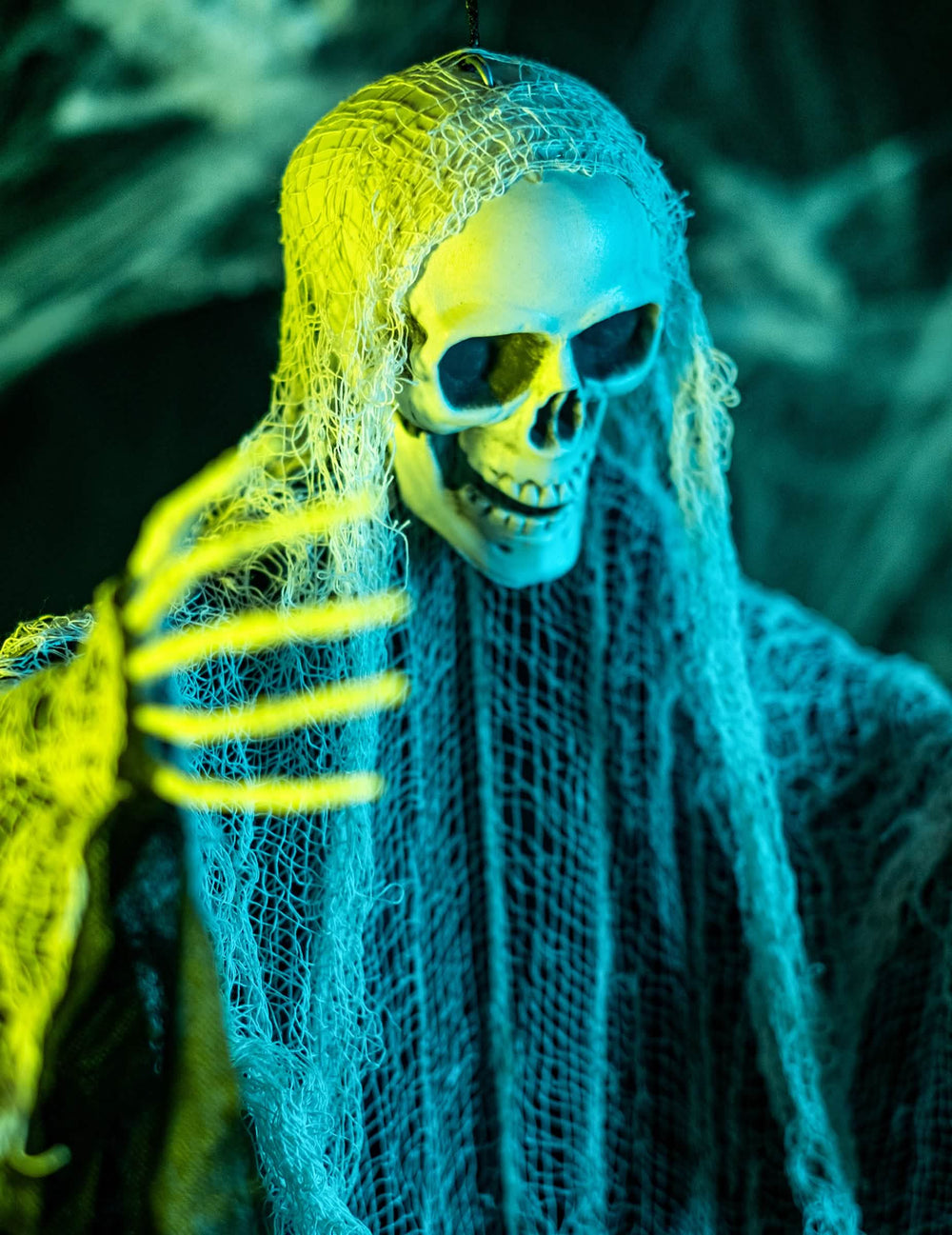 Detail na kostru ruky dekorace smrtka pro halloween