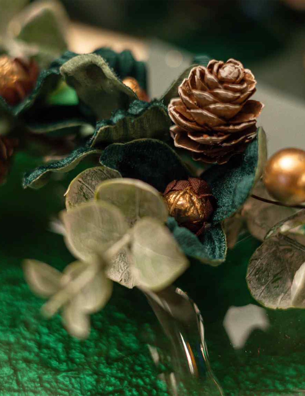 Décoration florale Élégance vert foncé et or 23 cm