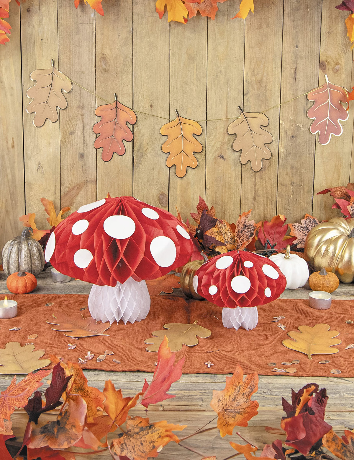Mise en scène de la décoration champignon alvéolé pour fête rouge et blanc