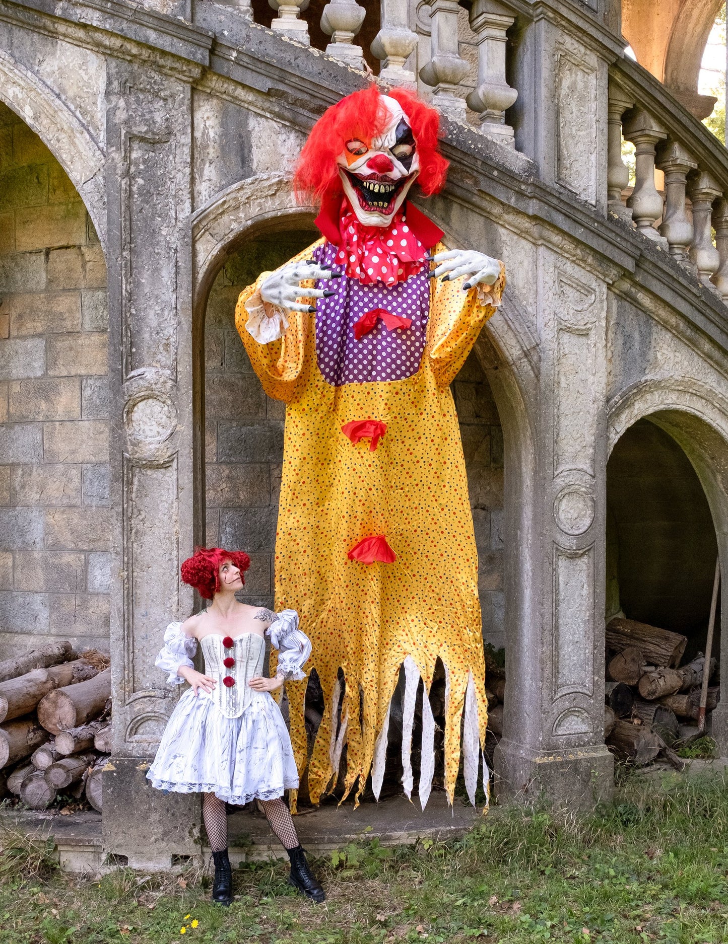 Décoration Halloween géante clown terrifiant suspendu jaune et violet à pois rouges