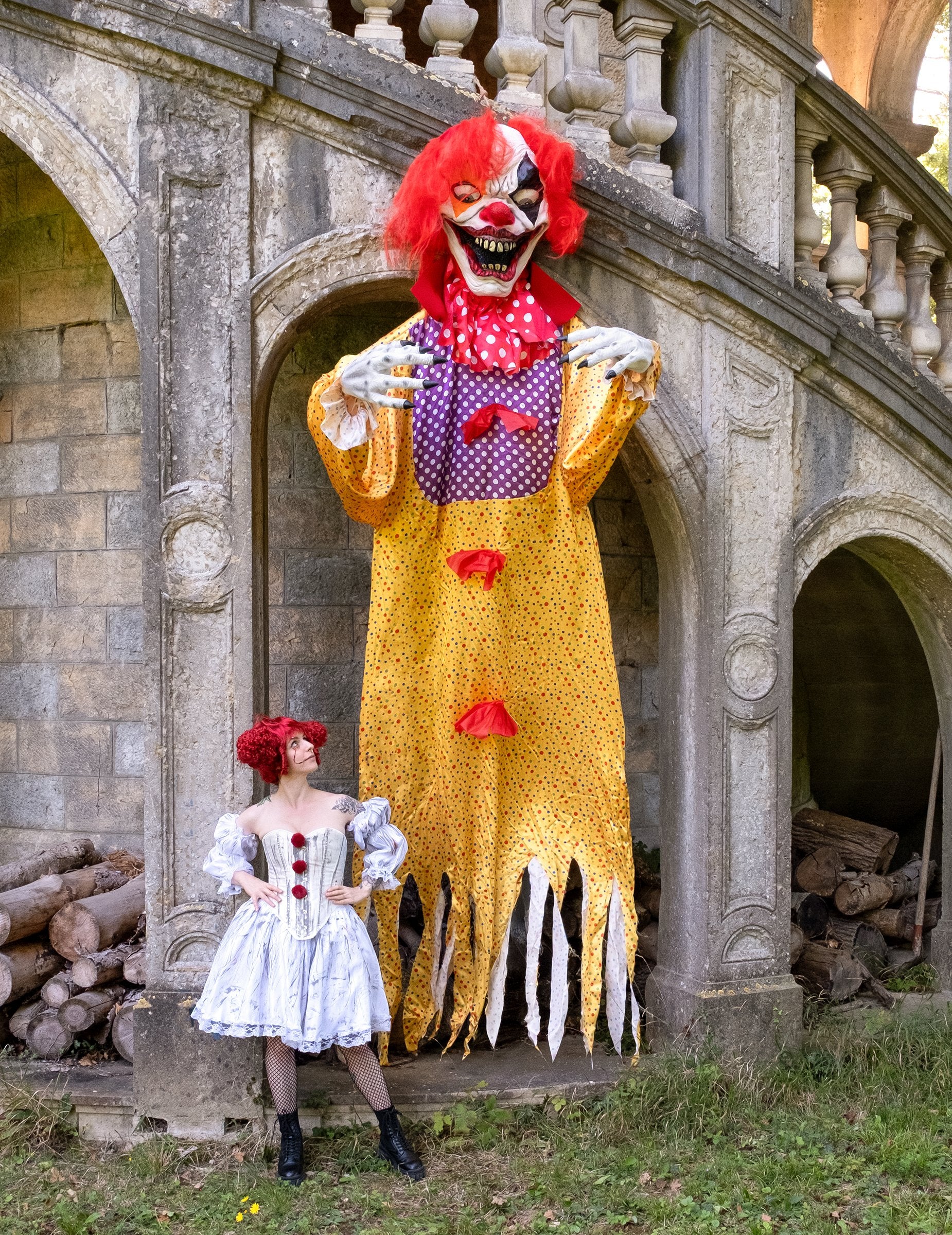 Décoration Halloween géante clown terrifiant suspendu jaune et violet à pois rouges