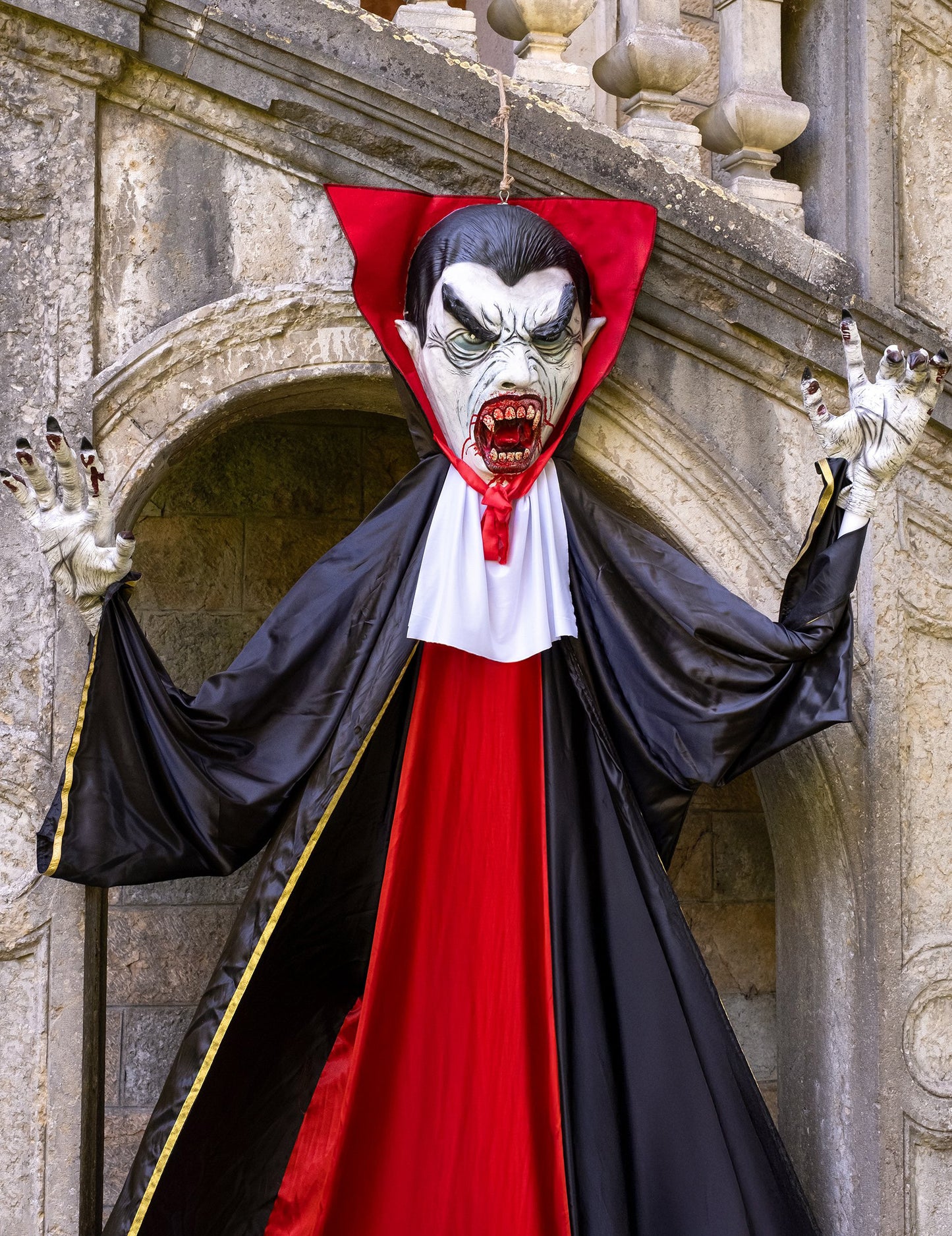 Obří závěsná halloweenská dekorace s upírem 3,20 m