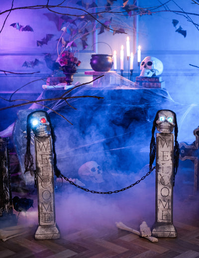 Décoration lumineuse devanture tombeau Halloween grise avec crânes aux yeux LED et chaînes