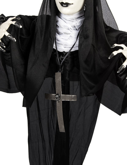 Gros plan sur le pendentif croix avec tête de mort de la décoration lumineuse nonne suspendue