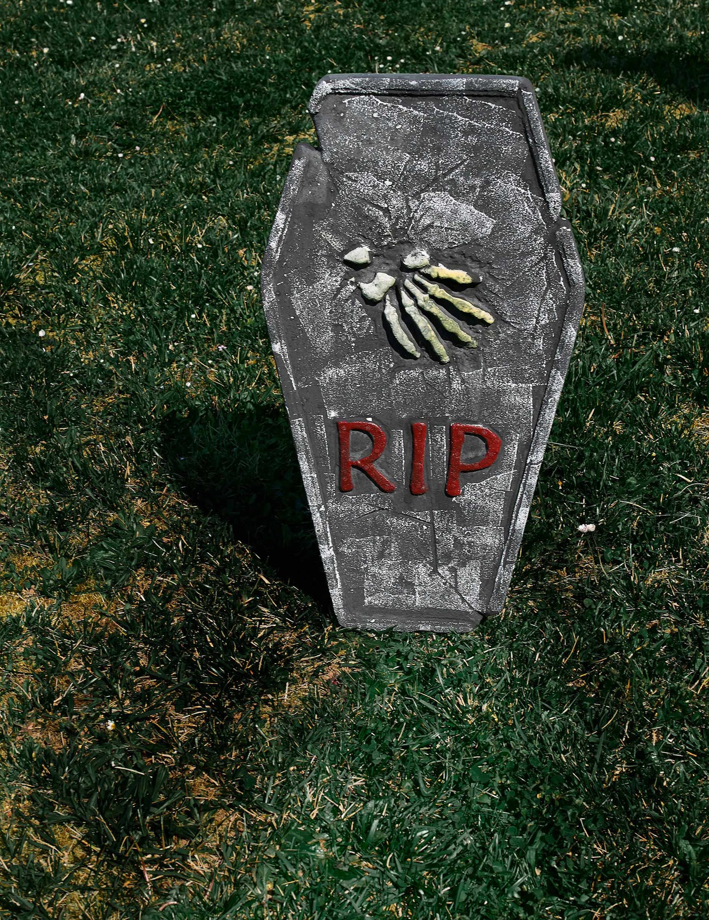 Mise en situation dans l'herbe de la décoration pierre tombale Halloween