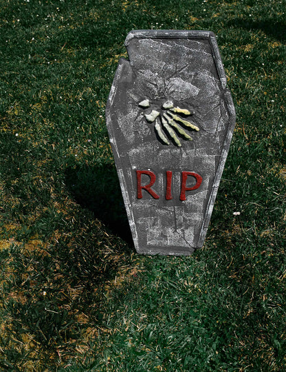 Mise en situation dans l'herbe de la décoration pierre tombale Halloween