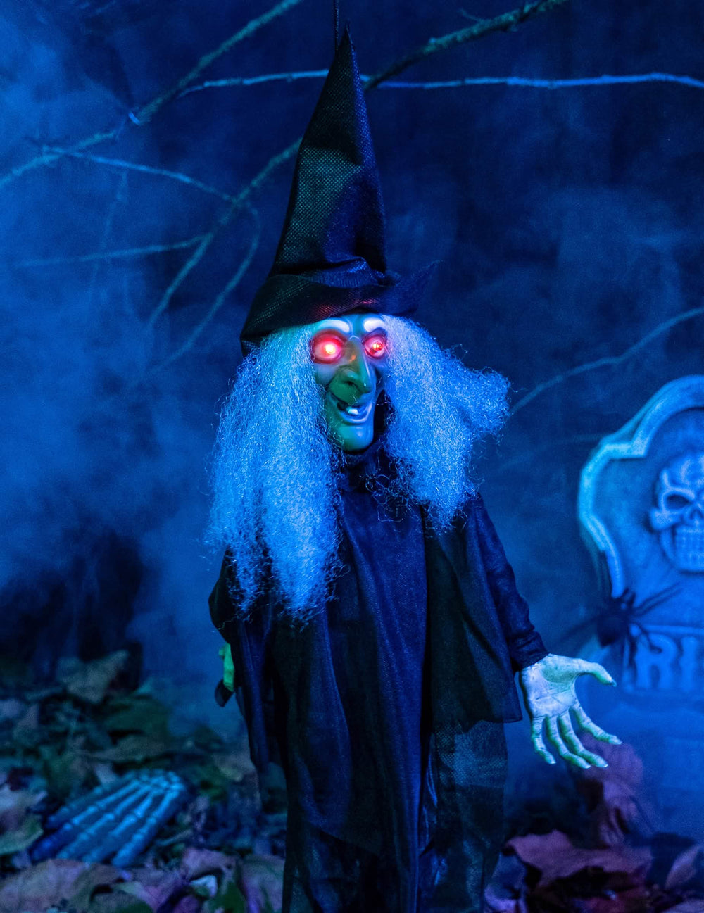 Detail na zářící červené oči animované, svítící a mluvící čarodějnické dekorace pro halloween