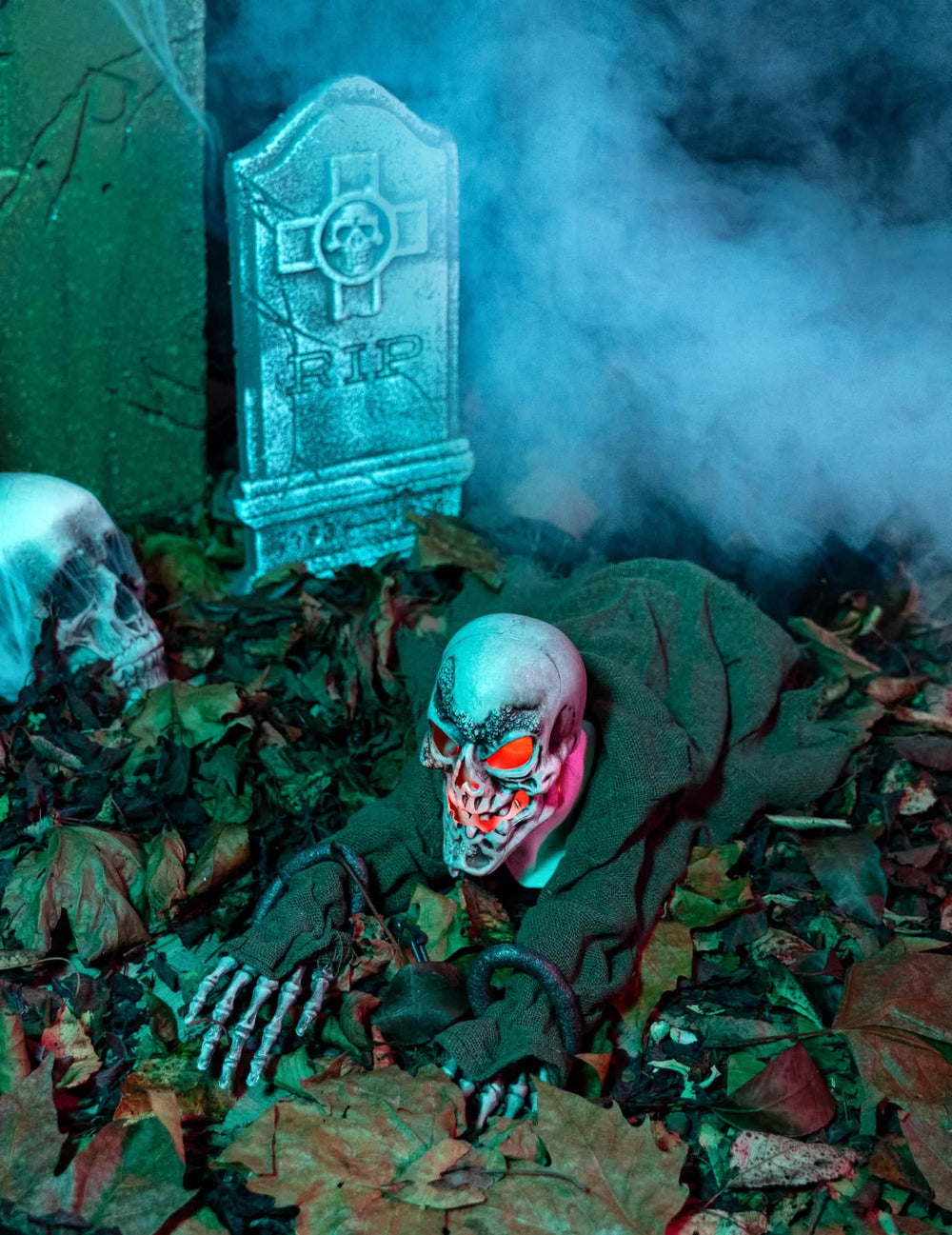 Zasazení na hřbitově s animovanou svítící a zvukovou kostlivou dekorací na halloween