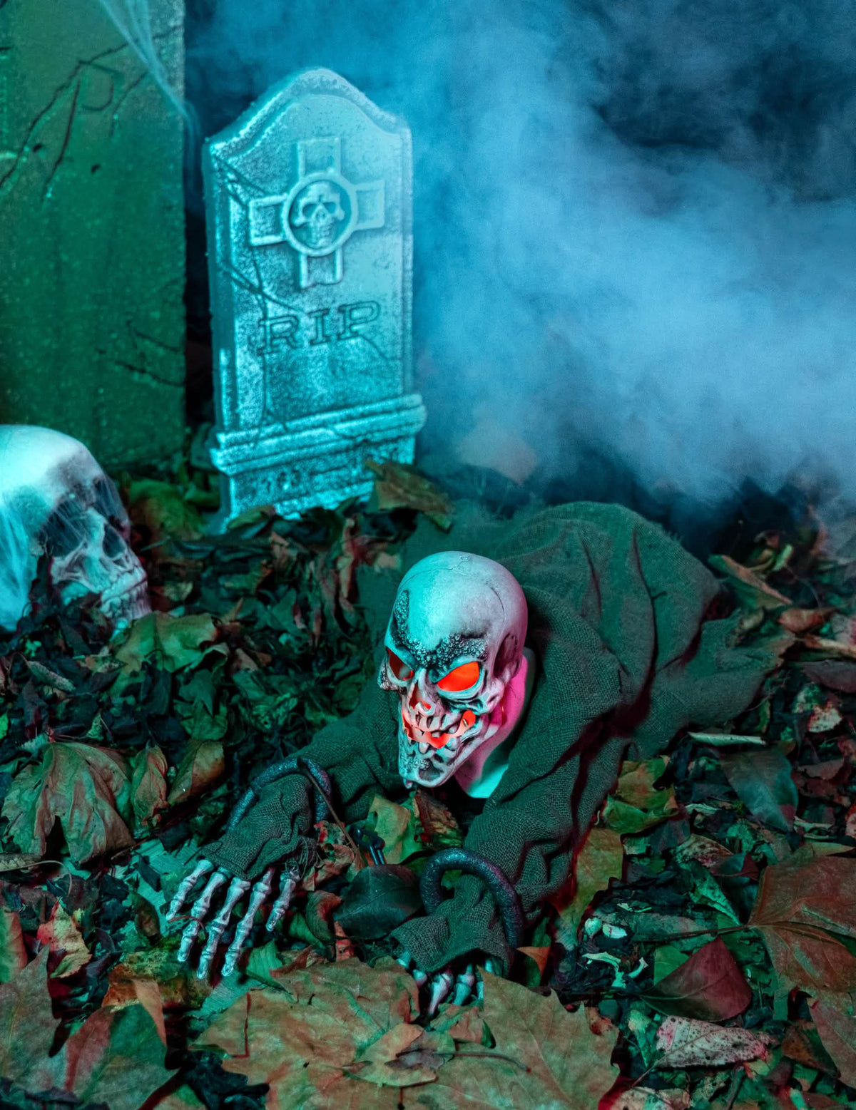 Zasazení na hřbitově s animovanou svítící a zvukovou kostlivou dekorací na halloween
