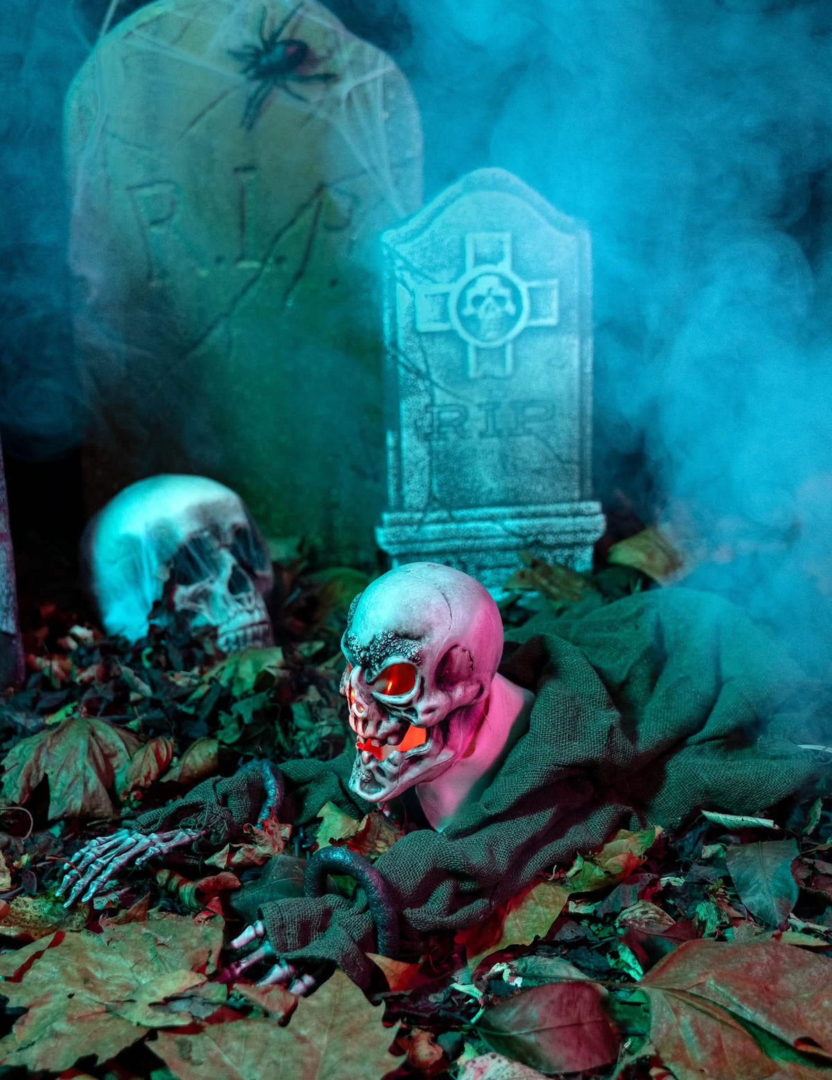 Halloweenská animovaná světelná a zvuková dekorace kostry