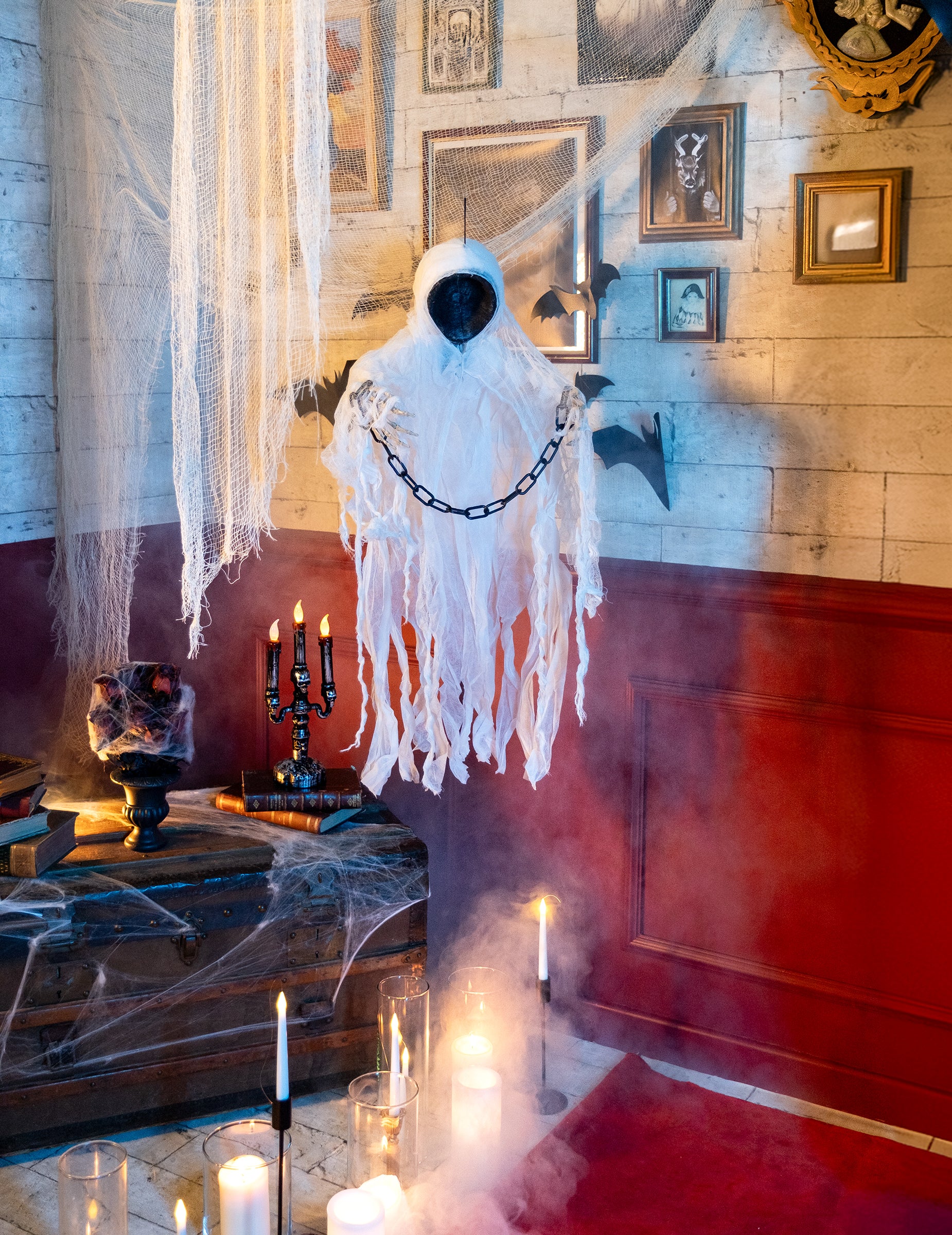 Mise en ambiance avec bougies et fumée de la décoration squelette faucheuse enchainé