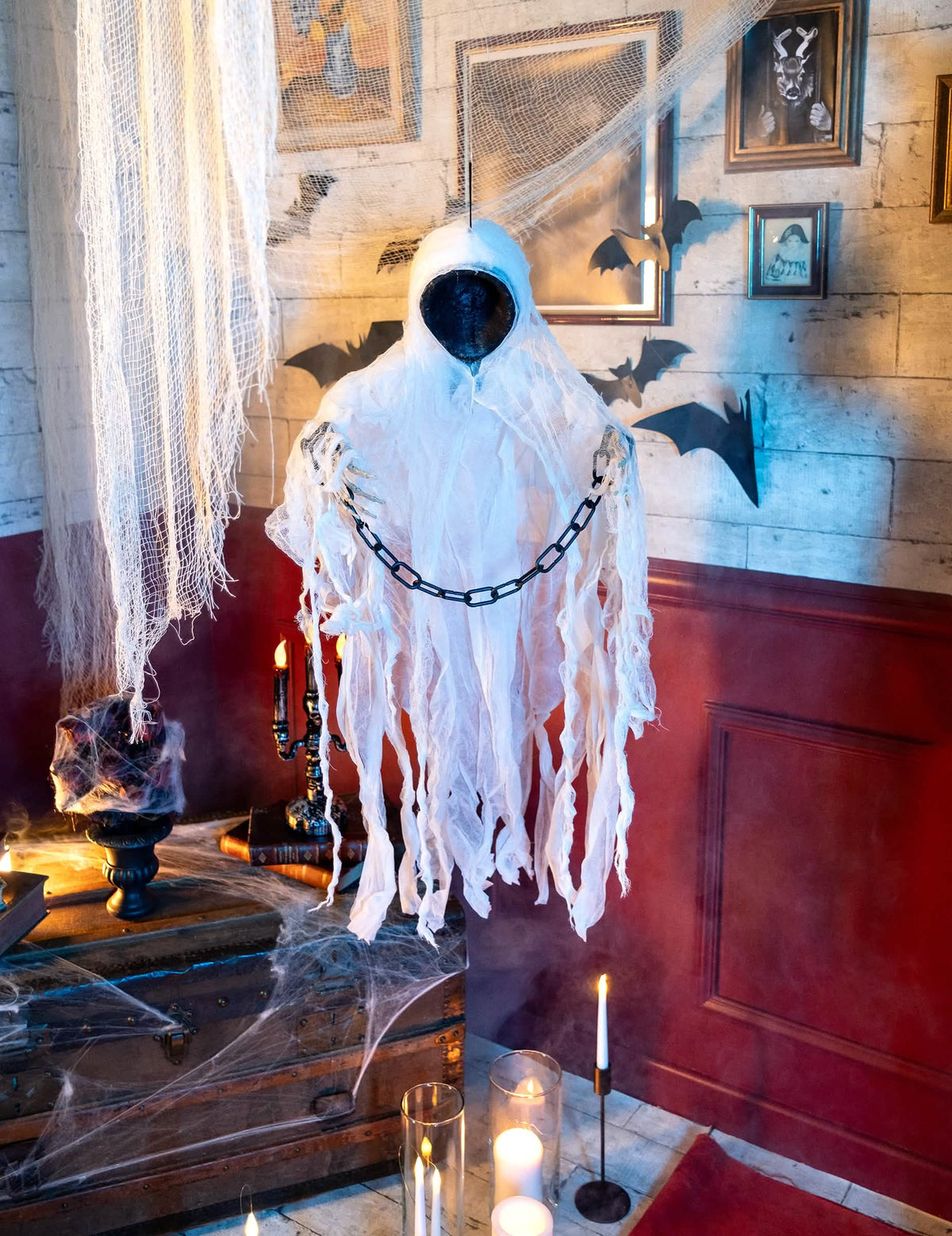 halloween dekorace s kostlivcem a řetězem smrtka aranžmá