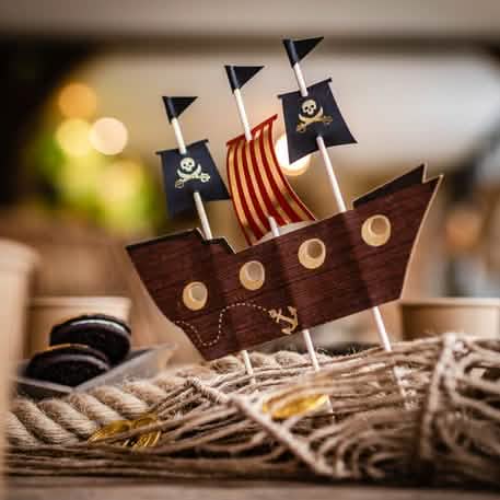 Scénografie dekorace na špejli - cake topper pirátská loď