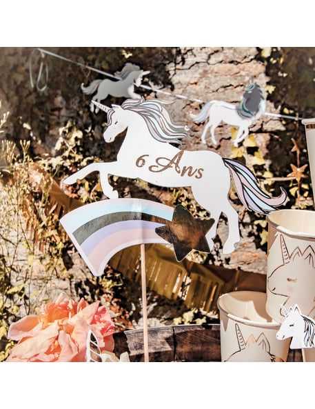 Dekorace na pastelovém a zlatém trsátku jednorožce 18,5 x 30 cm na dort